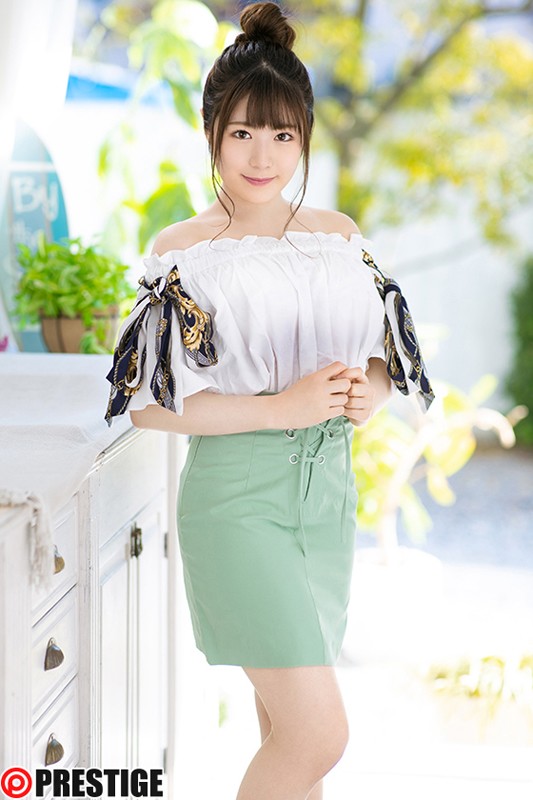 波涛汹涌！写真女星《山本ゆう》细肩泳衣快承受不住丰满H奶啦！