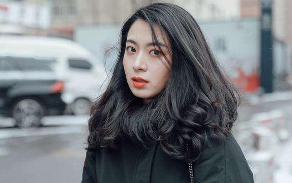 之前和七舅脑爷是搭档，后来七舅脑爷有了女朋友还结婚了，两人之间自然也没有合作了，不过闵静的长相还有气场大家一直没有忘。