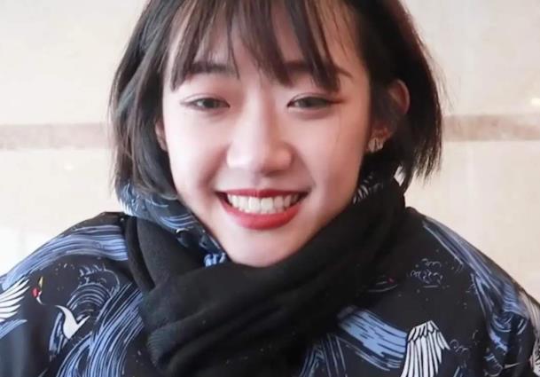 跳舞非常厉害笑起来也很甜，一对小虎牙非常惹人喜爱，属于甜美类型的女孩子，身材也比较娇小。