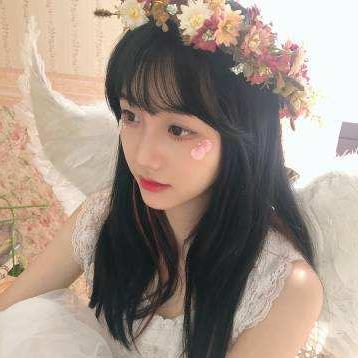回眸一笑百媚生说的就是这样的女孩子了吧，不仅男生喜欢这样的长相女生表示也很喜欢，男女通吃。