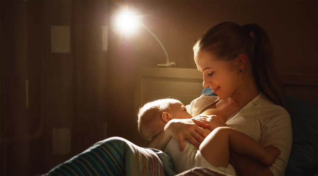 宝宝夜间不醒,要不要叫醒喂奶？夜奶VS睡眠,哪个更重要？