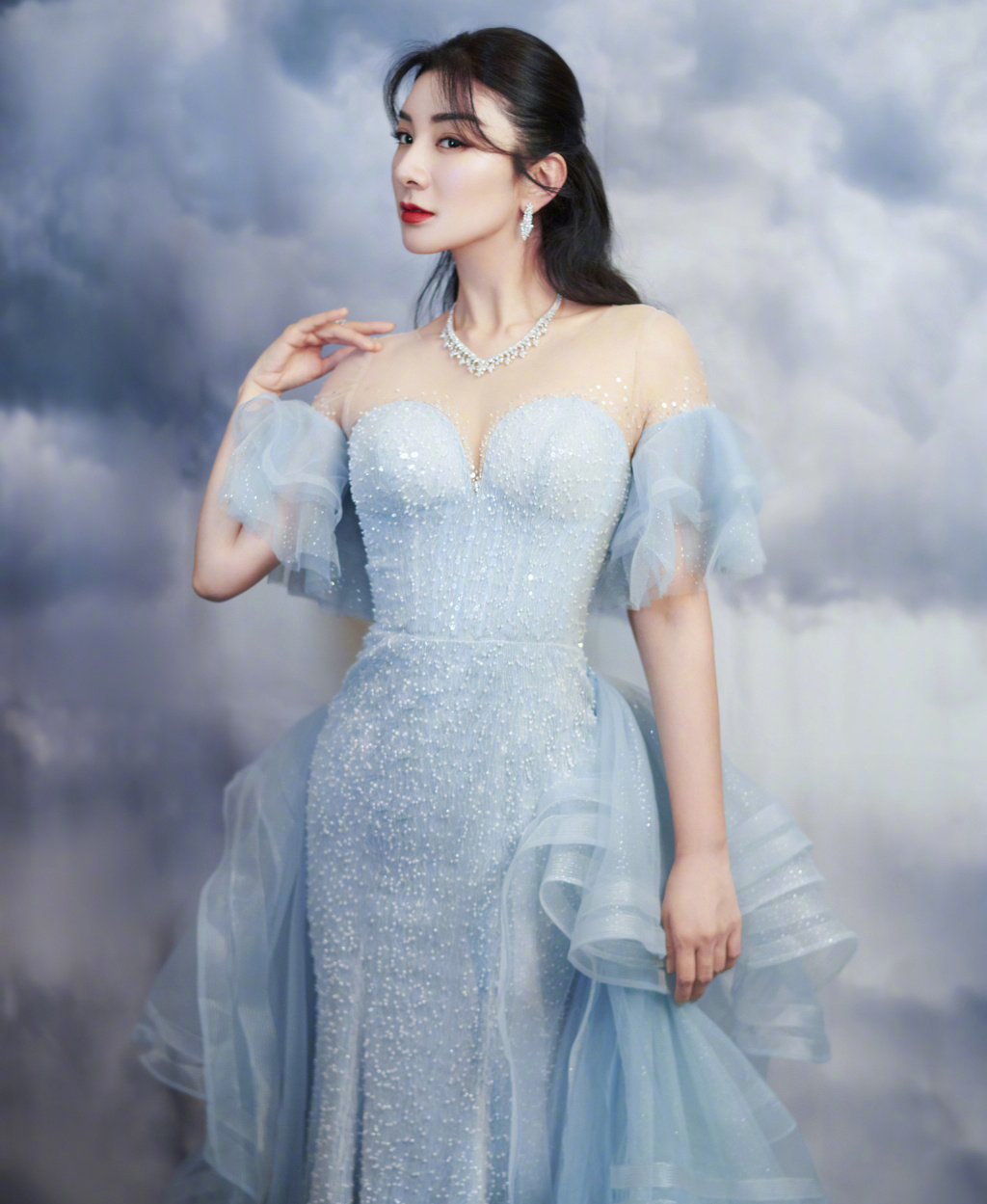 近日，黄奕出席2020时尚cosmo盛典并拍摄写真。她身穿蓝鱼尾长裙似人鱼公主，气质温柔身材曼妙。