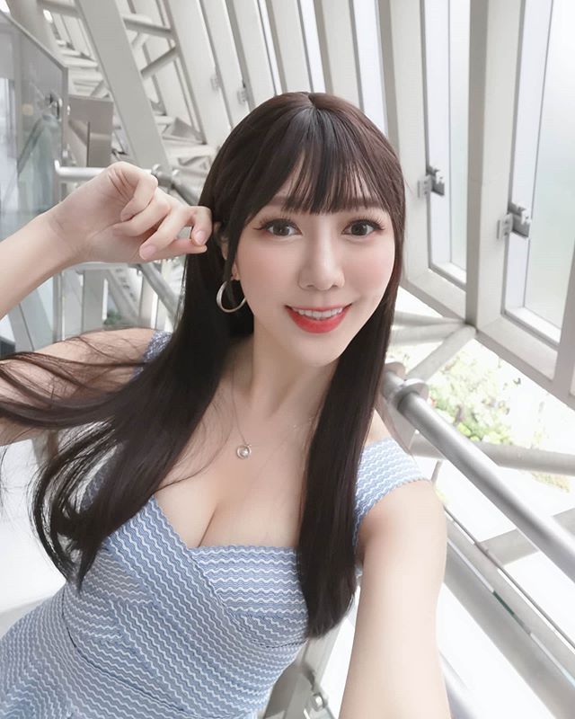 点开彭琁的粉专，映入眼帘的除了那一双无敌电眼外，最引人注目的莫过于腰部以下的「修长美腿」了，身高168公分的她，双腿既笔直又匀称，其中几套OL装扮，她也特别换上黑丝袜、穿上高跟鞋，重现最容易引起男生遐想的造型，不知道各位腿控、黑丝控们，还满意她这一身打扮吗？