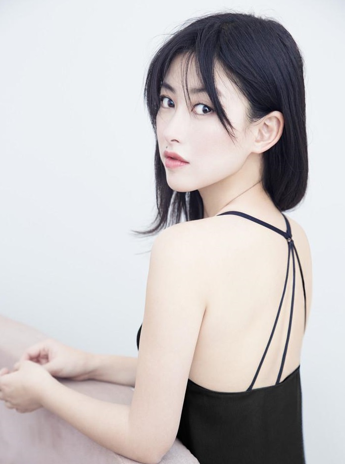 之后，朱珠出演了不少的影视作品，例如电影《了不起的周先生》、电影《脱轨时代》、电影《床上关系2》、电影《幕后玩家》、《精英律师》等等，在今年播出的《叛逆者》当中饰演了蓝心洁的角色，受到了大家的一致好评。