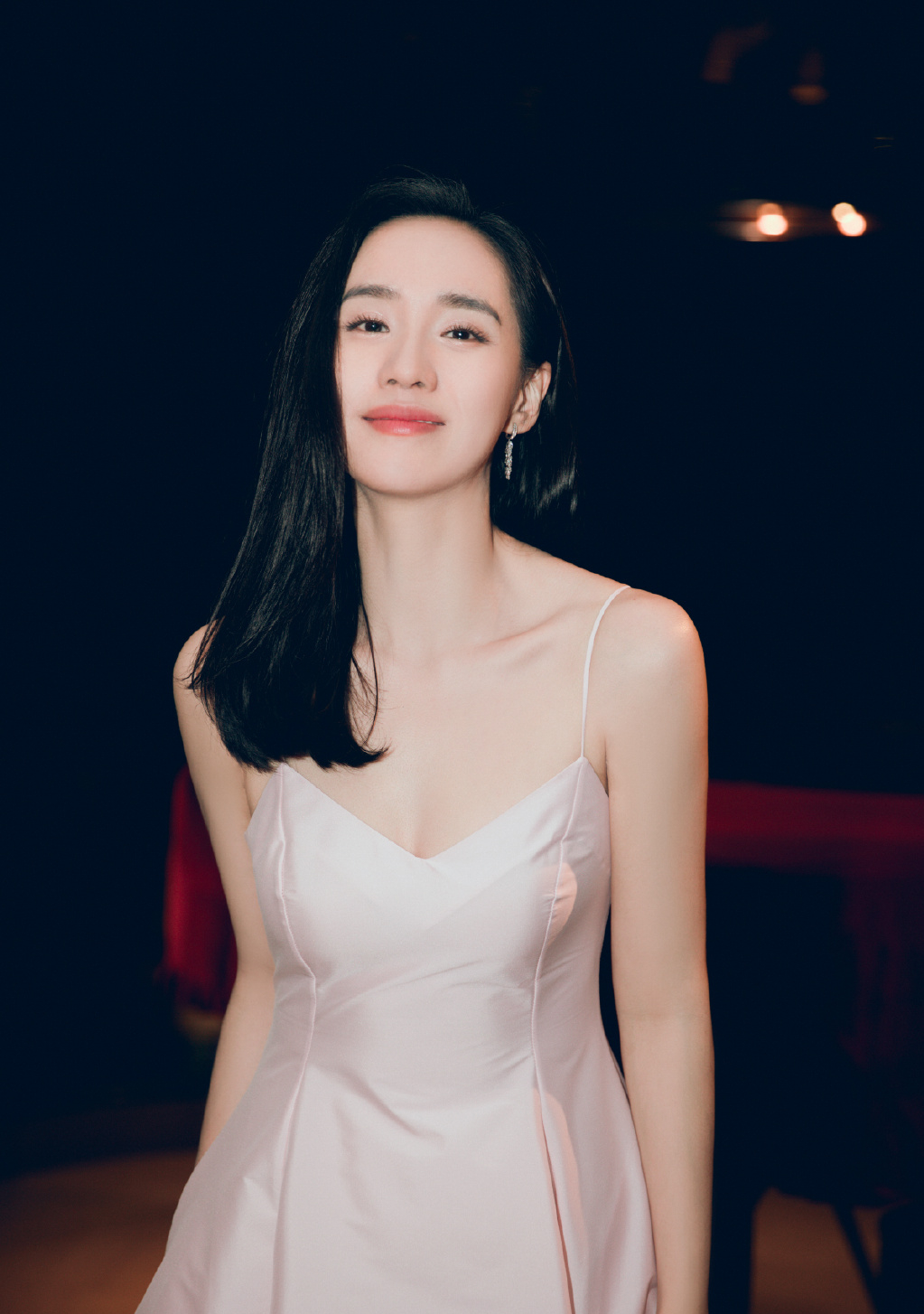 王智甜笑对镜，大秀身材。