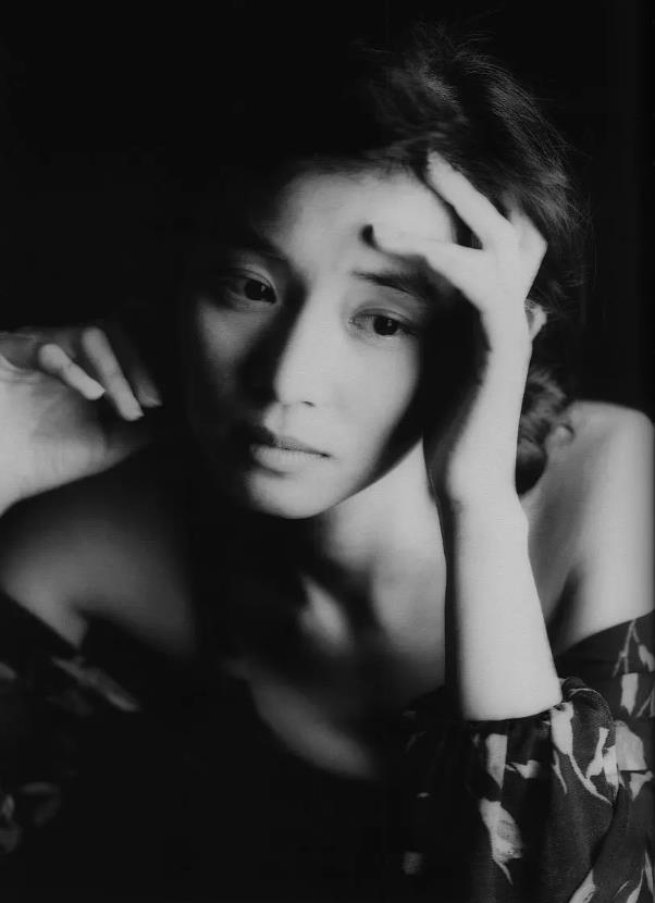 石田百合子（1969年10月3日－）是日本女演员、随笔作家。身高163厘米，妹妹是女演员石田光。石田百合子高一时被星探搭讪时挖掘，获选为全日空的形象女郎。1988年演NHK的《海之群星》正式开启女优之路，早期走柔弱温婉的和风美女形象，主要作品有《101次求婚》、《小孤岛大医生》等（在《不愉快的果实》里沉浸演不伦恋的妻子。