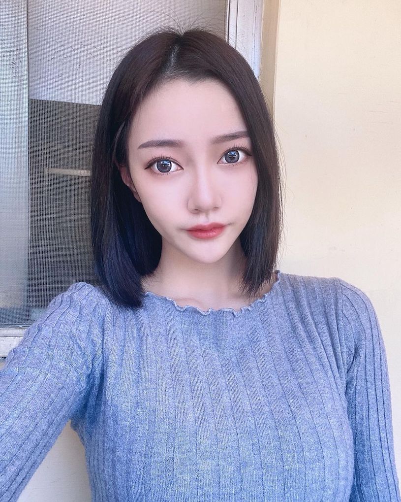 逆天美腿！正妹业务晴晴「九头身比例」好犯规,白皙的修长曲线让人受不了！