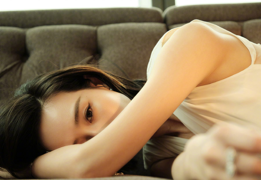 12月11日，张钧甯晒出一组出席活动拍摄的写真大片，照片中张钧甯依靠沙发演绎慵懒性感风。