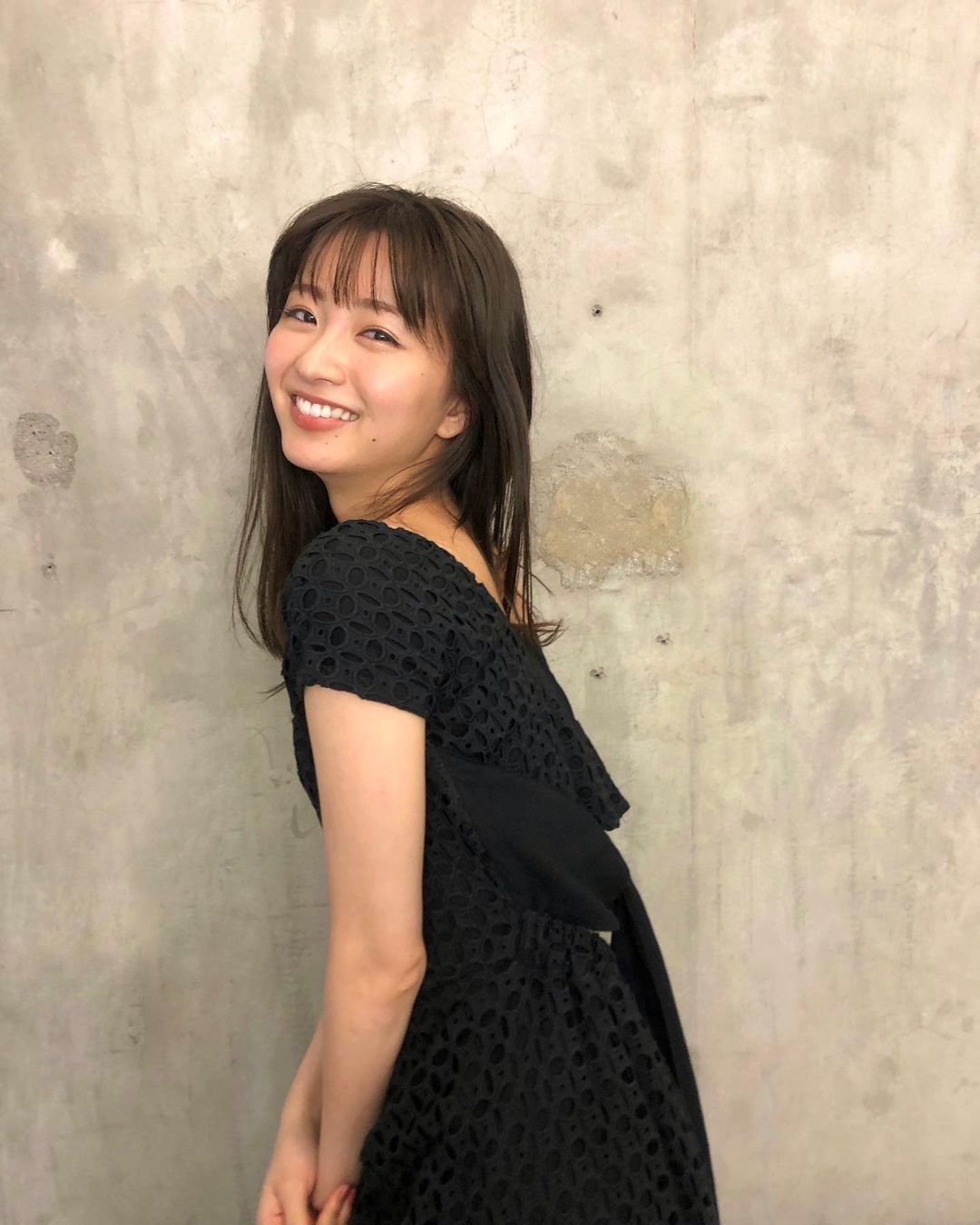 今年25岁，目前是日本知名演员、模特儿的冈崎纱绘，2012年参加由女性潮流杂志《Seventeen》举办的「Miss Seventeen2012」模特儿甄选会，从6千多名参赛者中脱颖而出，从此声名大噪，目前则是同样也是知名女性时尚杂志《Ray》的专属模特儿。