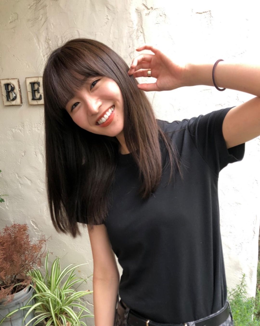 除了接拍不少服饰广告，参与戏剧演出之外，冈崎纱绘也常常常在粉专上福利大放送，上面除了有各种美美的时装照外，她平常生活自拍也是相当有看头，尤其当她以男友视角凝视镜头时，更是让人心跳漏一拍，瞬间被电晕过去啊，喜欢这样甜美女友系女孩的，快去她粉专追踪订阅一波吧！