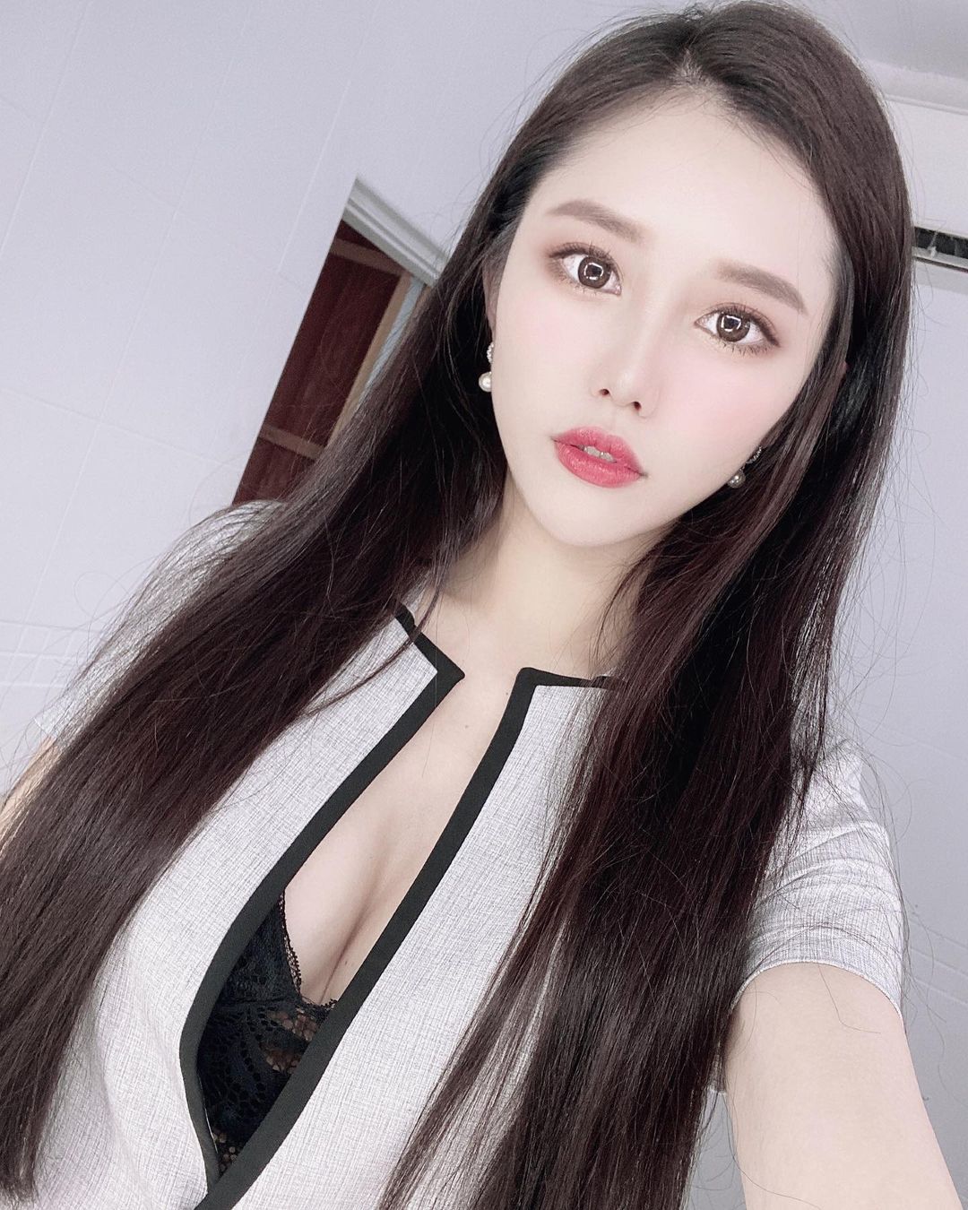 不过这位妹子可不是普通的OL哦！名叫「凯莉Kelly（冯怡翎）」的她，身形高挑有着174cm的身高，比例超优秀亮眼，一双长腿又直又白，是让腿控看了都无法拒绝的逆天长腿～脸蛋秀丽的凯莉Kelly目前是专业的平面模特，在许多美腿特摄中都能看见她！每次换上迷你窄裙的模样都好犯规！
