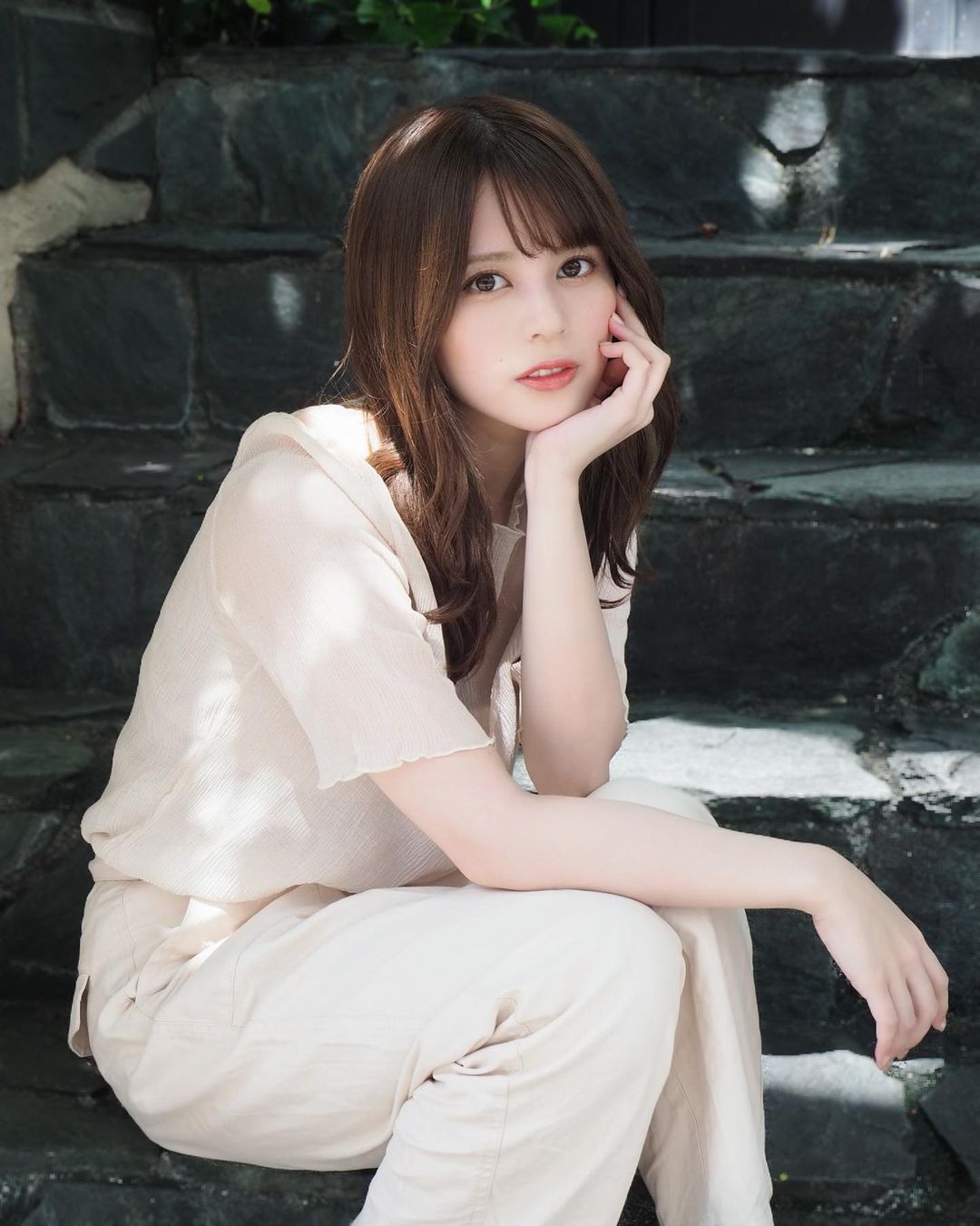 父亲是日本人、母亲是菲律宾与西班牙混血儿的「吉崎绫」，15岁时在福冈市被星探相中，以发型模特儿身分出道，并于2016年正式出道，后来不仅多次担任漫画杂志封面人物，更参与日剧演出、综艺节目录影，是现在备受瞩目的人气偶像。