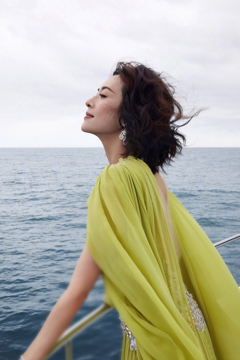 12月12日 章子怡出席海南岛电影节闭幕仪式，剪短发的她气质优雅，胸部镂空的设计十分性感。