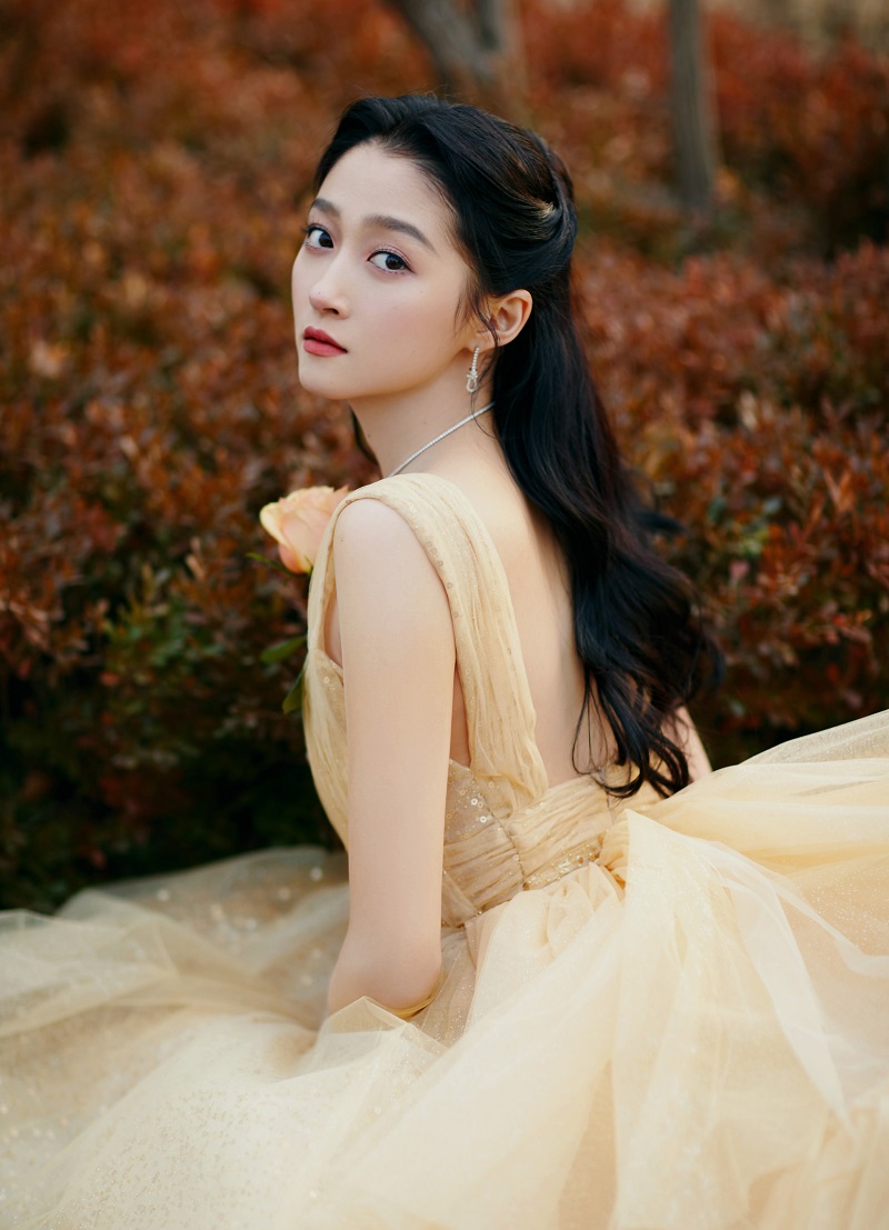 12月12日 关晓彤穿淡黄色星光裙出席某活动，扎着公主批发的她娇艳美丽，散发撩人气息。