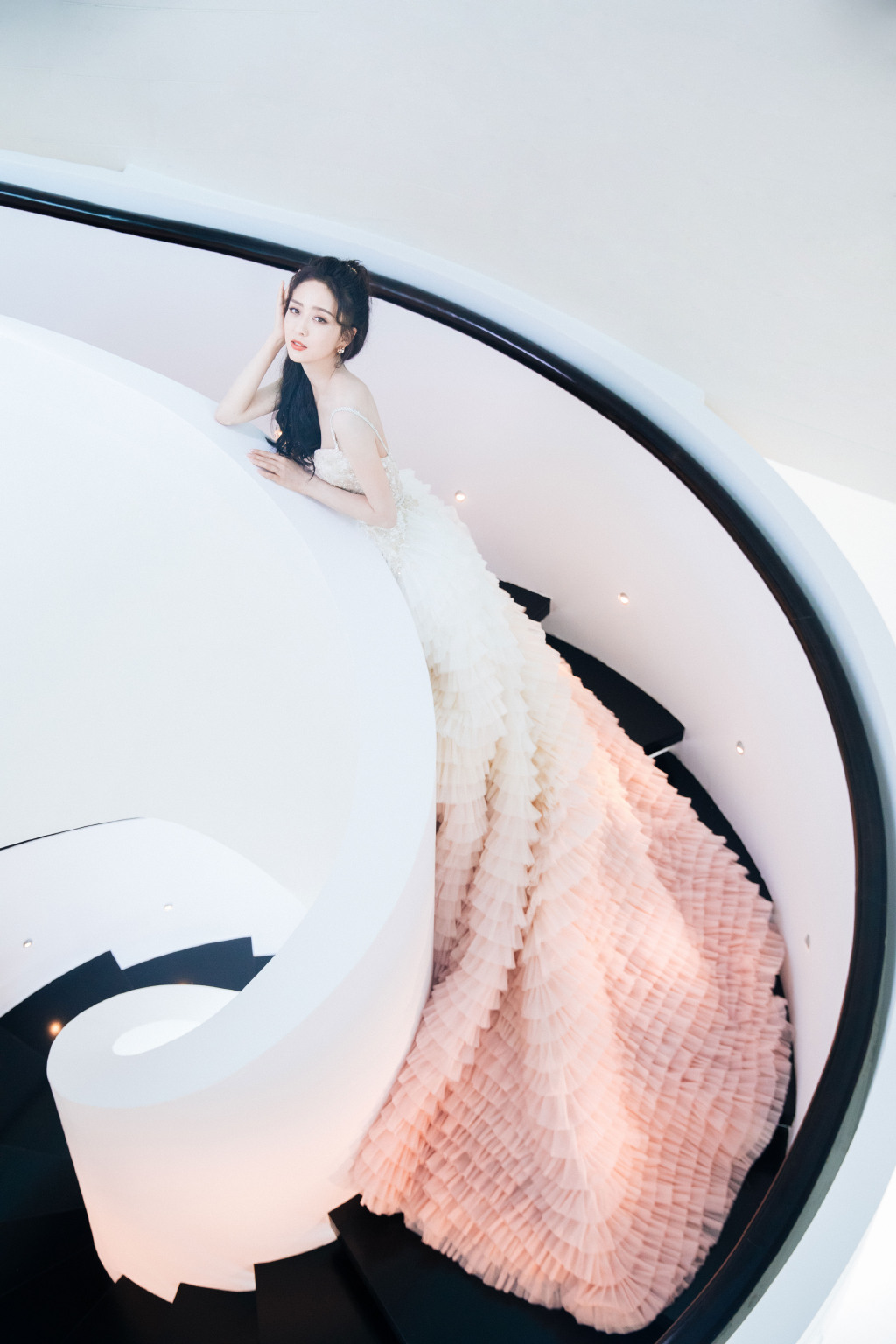 12月12日，佟丽娅现身海南电影节闭幕仪式，穿着一袭深V渐变裙的她气质优雅端庄。