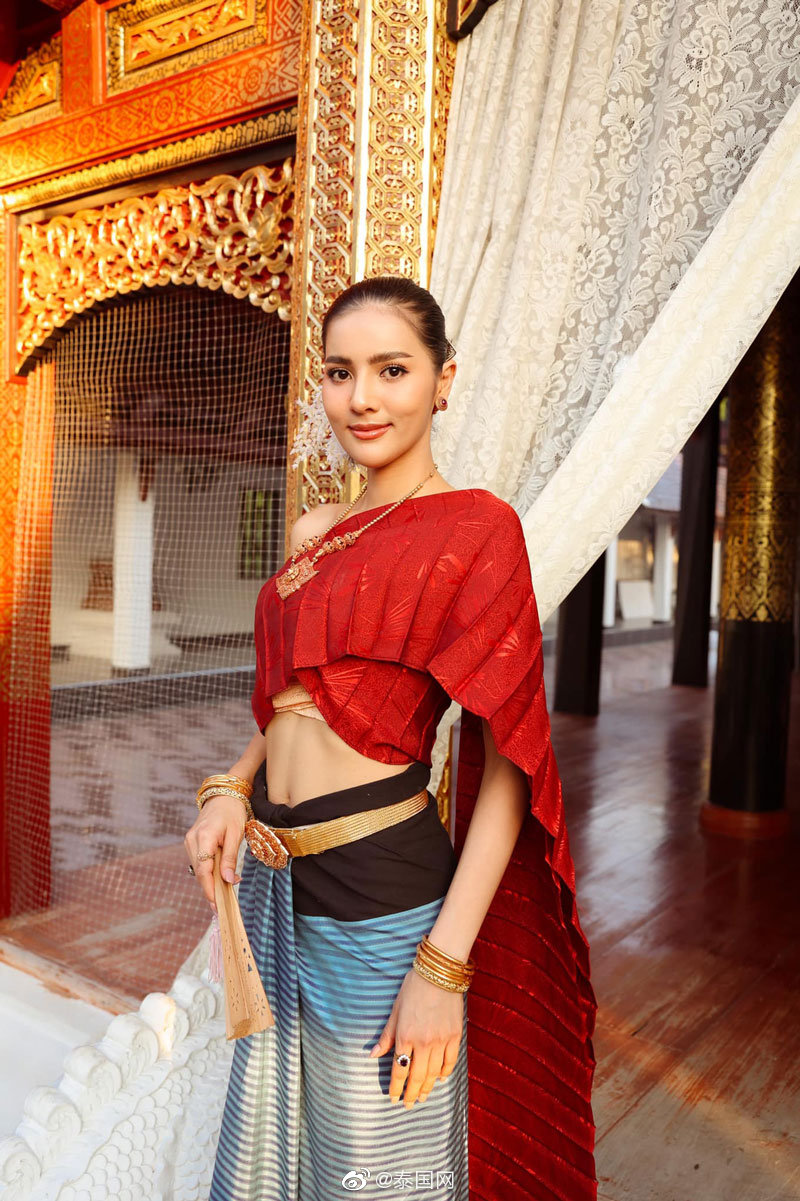 May Natthaphat穿上泰国传统服饰也十分美丽。