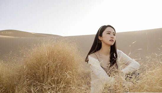 董璇在2009年的时候，出演传奇剧《闯关东中篇》，受到了大家广泛的关注。随后出演了不少经典的影视作品，例如《无懈可击之美女如云》、《青春期撞上更年期》、《奋斗》、《新拿什么拯救你，我的爱人》、《婆婆也是妈》、《神雕侠侣》、《三国机密之潜龙在渊》等等，深受大家的喜欢。