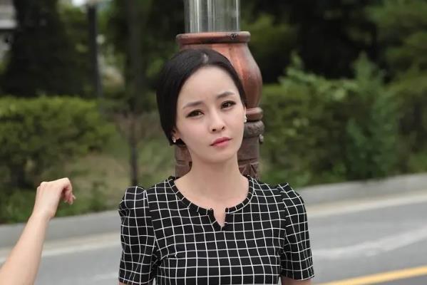 尹雪喜是一位作品很多的韩国R级女星，可以说是韩国R级女星中的代表，尹雪喜凭借《新建文件夹2》，《课中坏事》被观众熟知，充满胶原蛋白的皮肤，性感身材，成了人们的最爱。