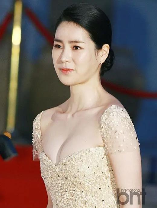 林智妍曾被称为“韩国版的汤唯”，汤唯别人不知道，宅男们肯定知道吧！林智妍作品尺度也是非常之大，尤其是跟姐夫的床戏……