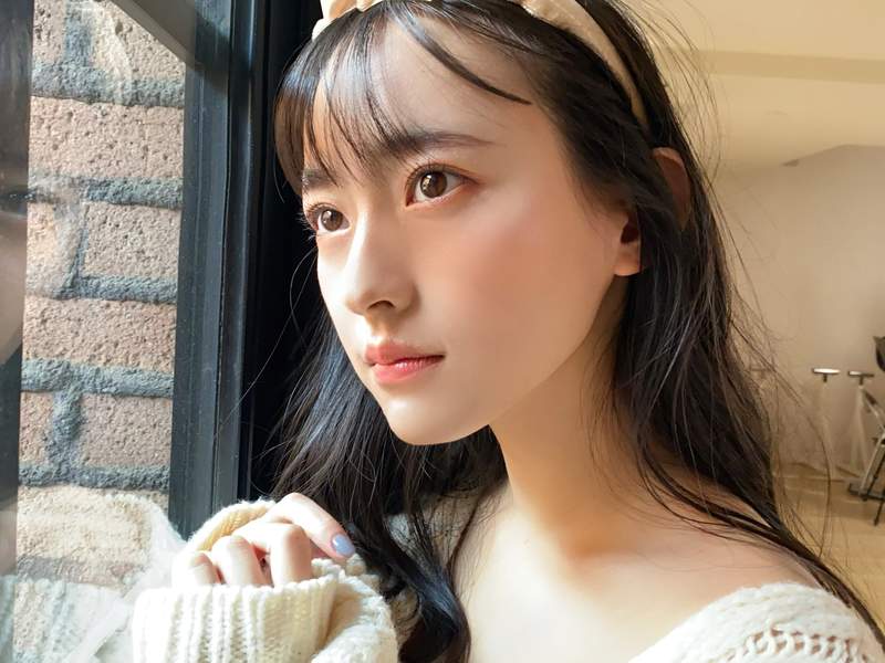 这位「高崎 かなみ」过去我们也曾聊过，当时会让小编注意到的原因，是因为同行的童颜巨乳偶像长泽茉里奈，都觉得她好美好漂亮，我当时就觉得能被她称赞的妹子一定不简单，结果搜了图一看果然优质，既然今天再度讲到了这位正妹，那下面小编就多送几张生活照给大家看吧