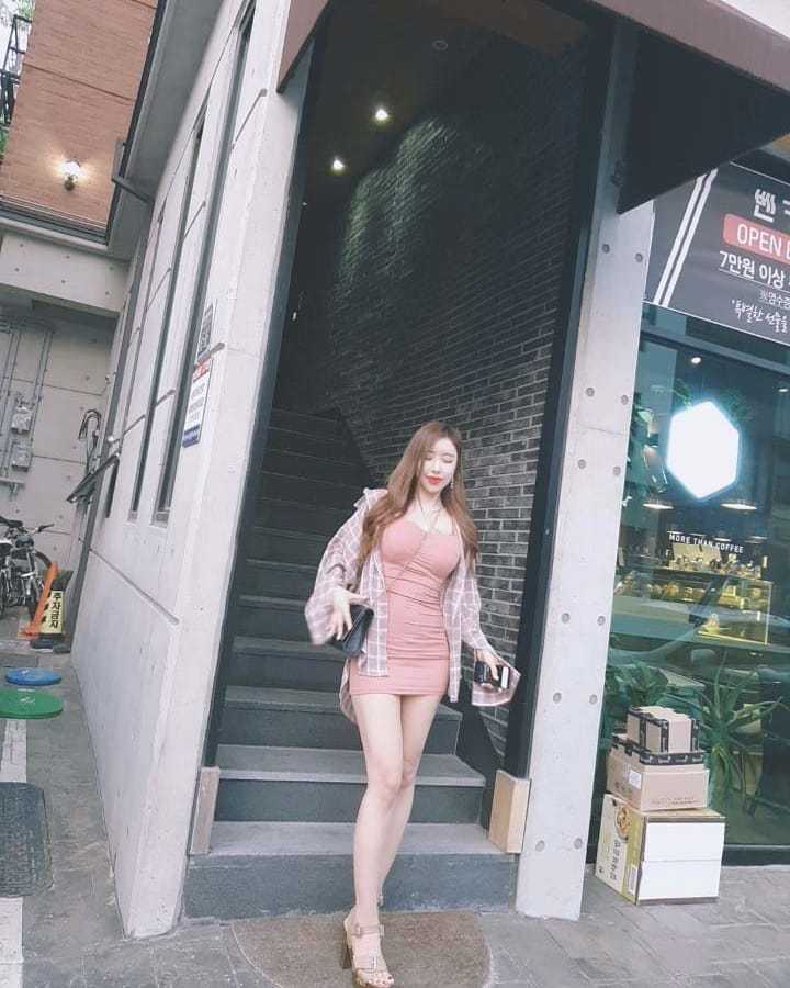 路边发现「超极品辣妹」美腿视角有够逆天！回头率满分的销魂曲线画面真诱人