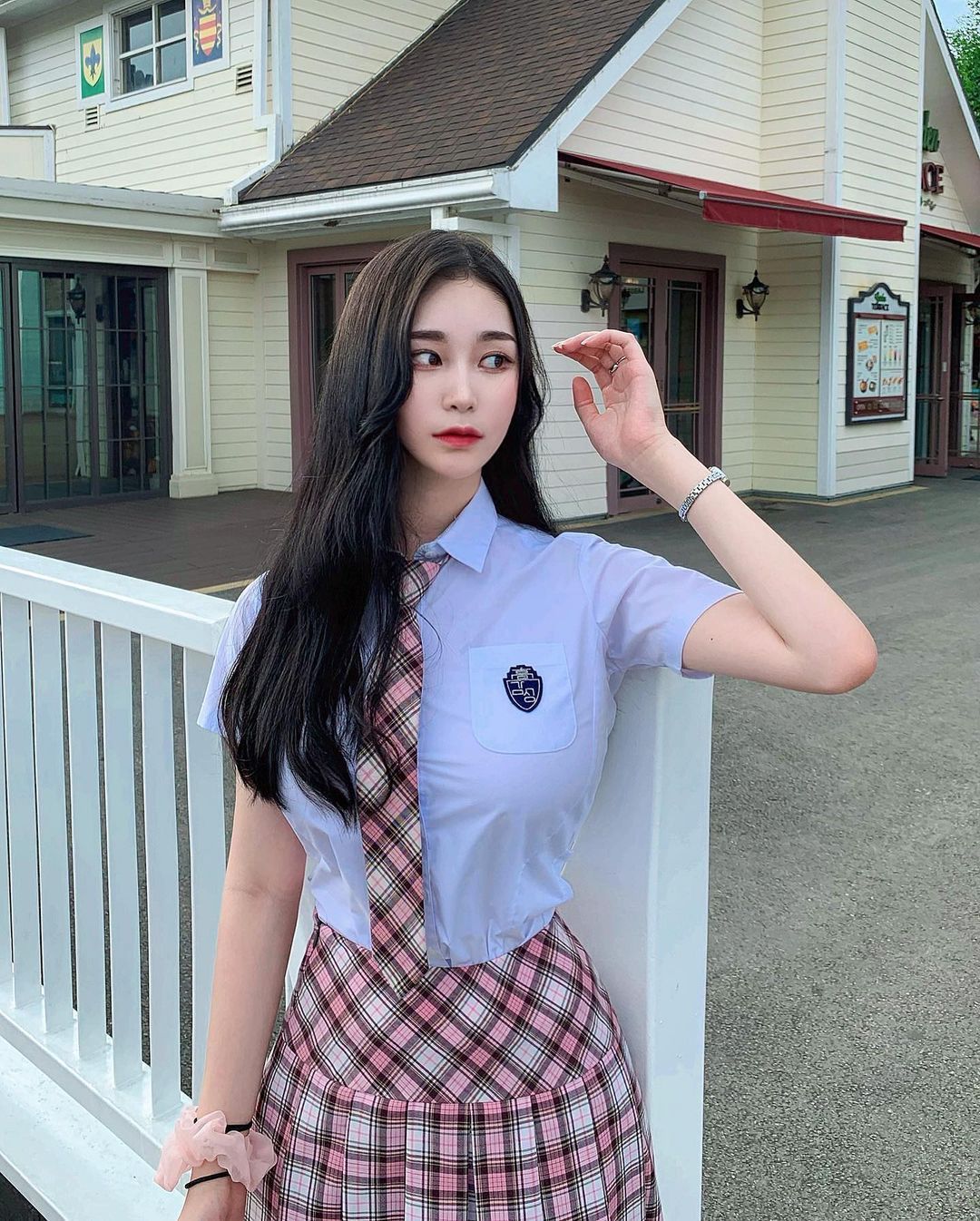 然而最凶的还是flora的身材了，解除制服后换上日常便服，怎么穿怎么美！最重要的是她也不刻意卖肉，呼之欲出若隐若现的丰满巨才是杀伤力最强大der！兼顾了性感和质感！