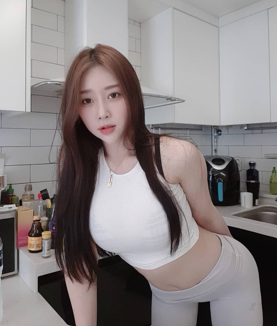 那么今天要介绍的这位妹子，IG帐号叫做「crystalgramx」是一位来自韩国当地的性感网红美女，近期她在更换大头贴照时，意外吸引了一票网友按赞，照片更因此被登上热搜排行，赞数也在短时间内突破到数万！