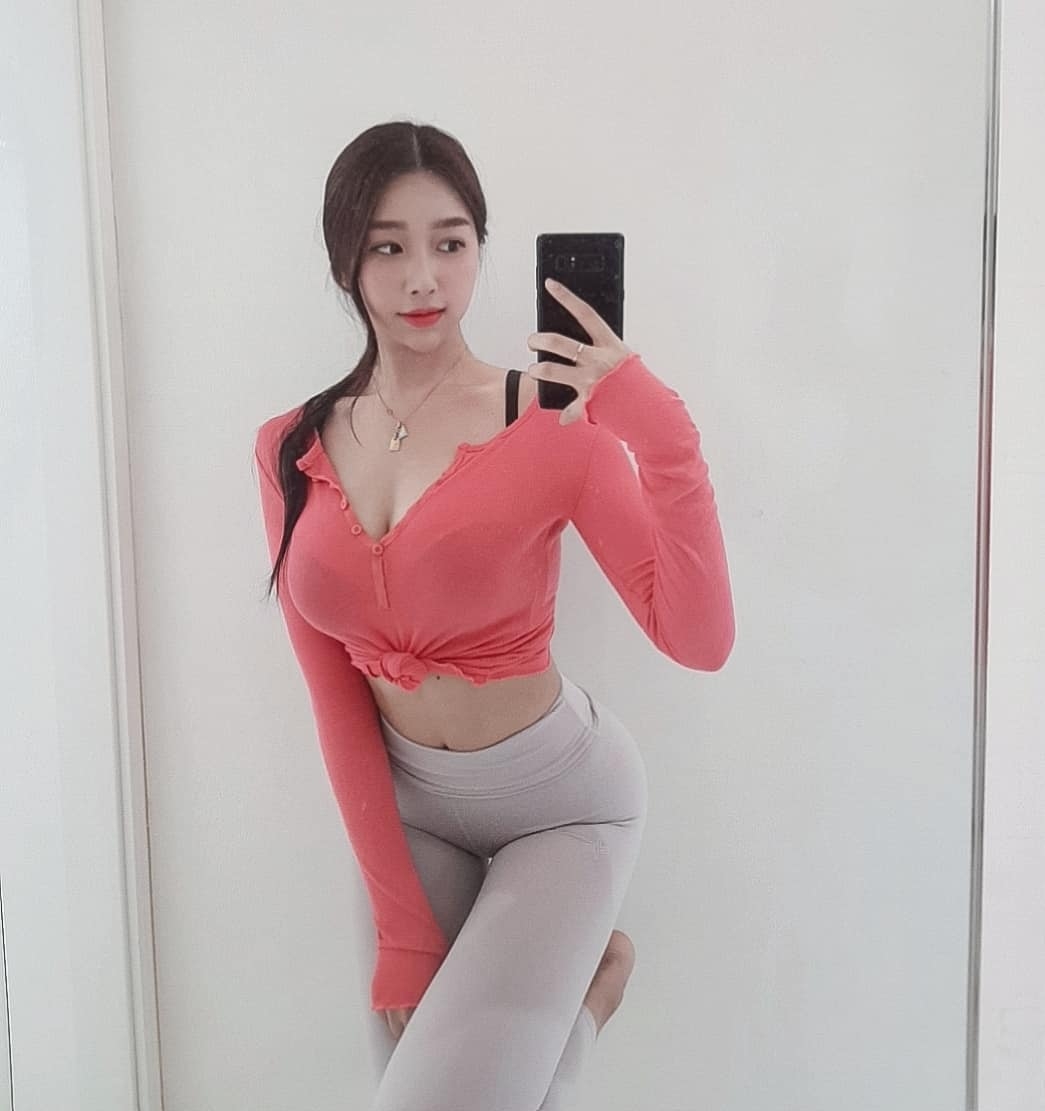 野生「火辣甜美正妹」超棒极品身材好犯规！饱满的傲人事业心太凶猛啦