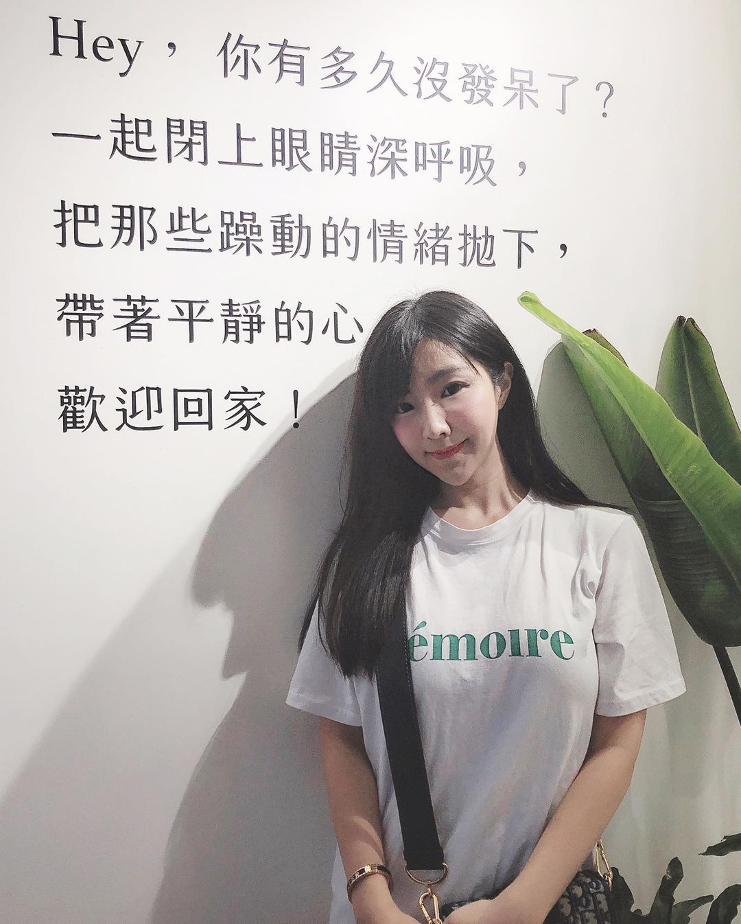海角七号还能捕捉到「气质美正妹」！连身洋装挡不住好身材32E果然好突出！