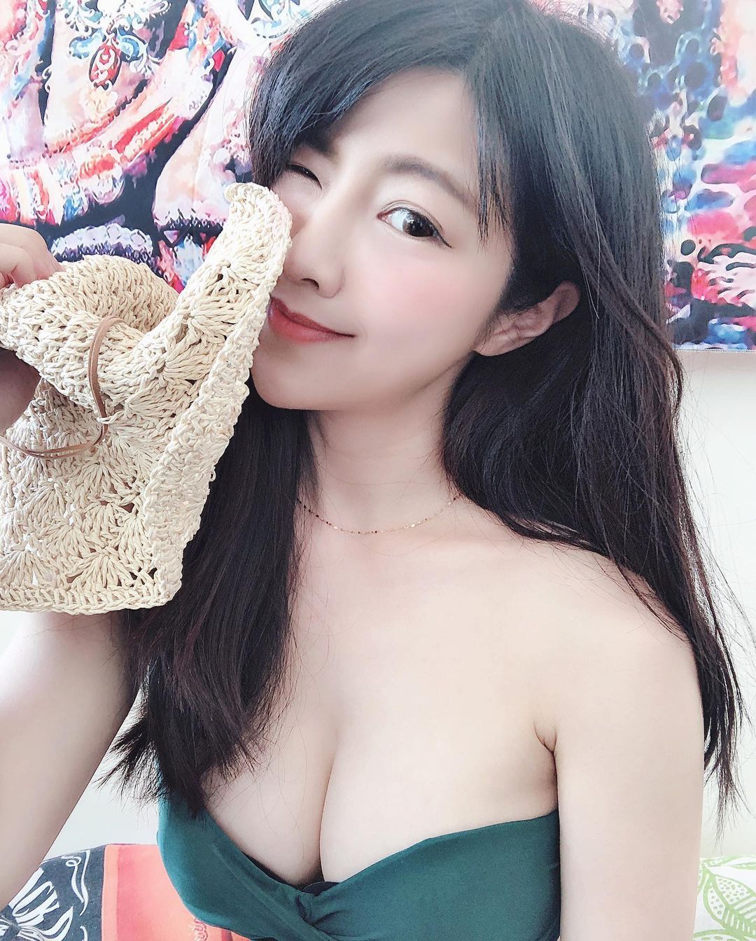 海角七号还能捕捉到「气质美正妹」！连身洋装挡不住好身材32E果然好突出！