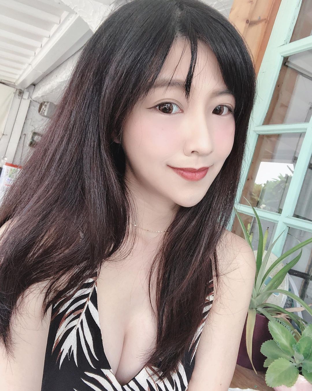 海角七号还能捕捉到「气质美正妹」！连身洋装挡不住好身材32E果然好突出！