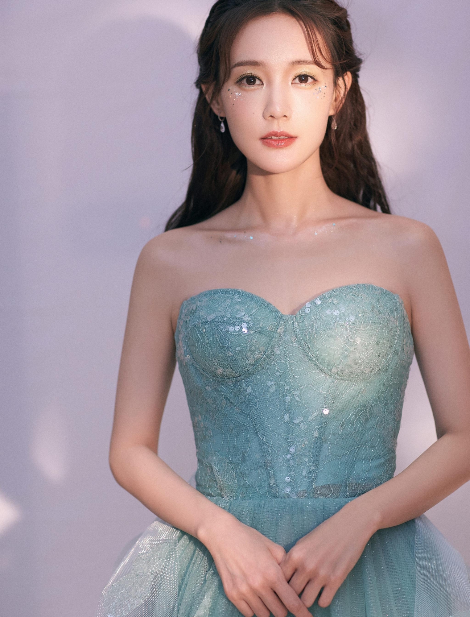 李一桐穿起抹胸薄纱裙也太甜了吧,好梦幻