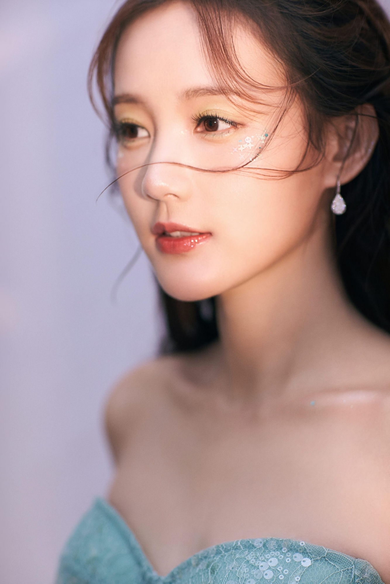 李一桐穿起抹胸薄纱裙也太甜了吧,好梦幻