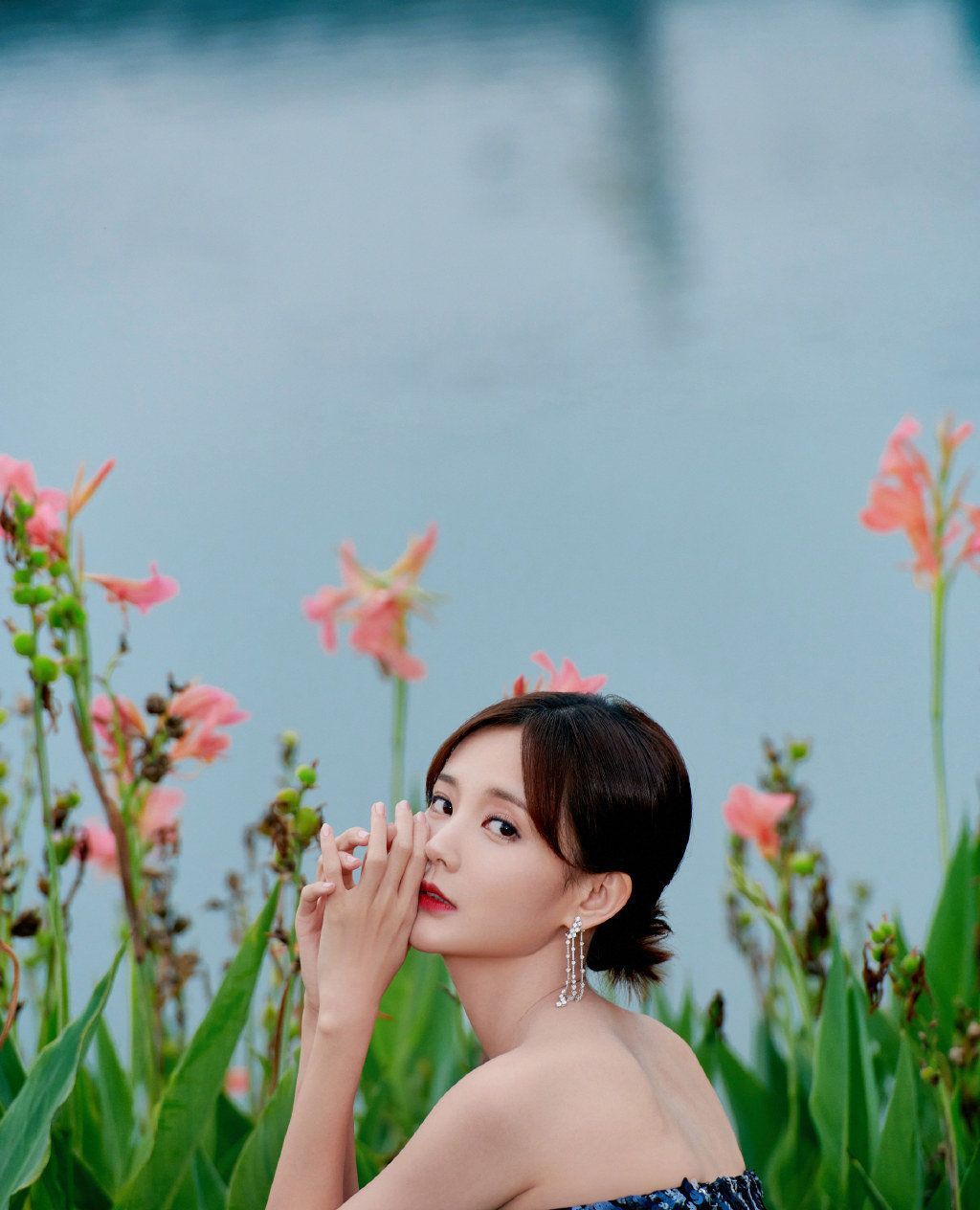 李一桐穿起抹胸薄纱裙也太甜了吧,好梦幻