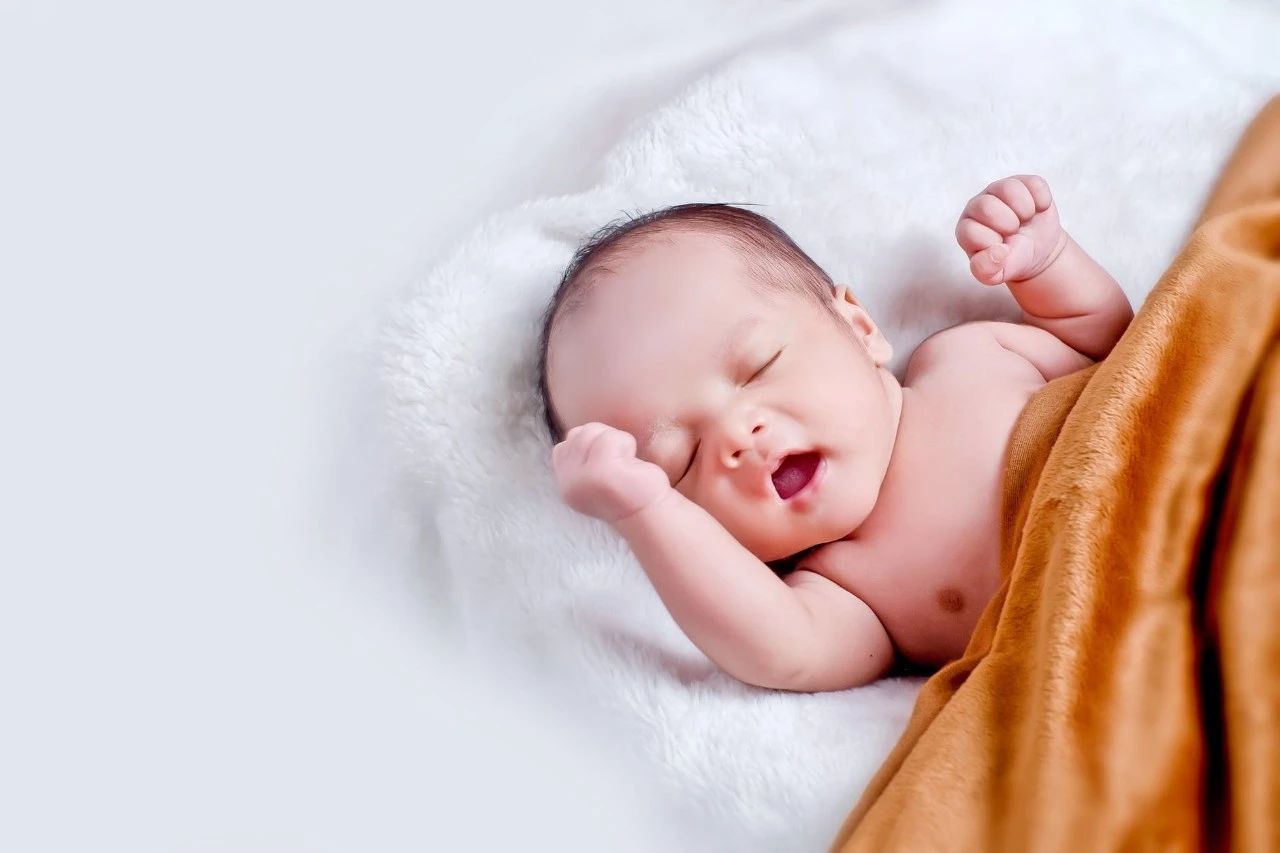 宝宝开始睡整晚觉,有换纸尿裤的必要吗？要不要打扰娃主要看三点