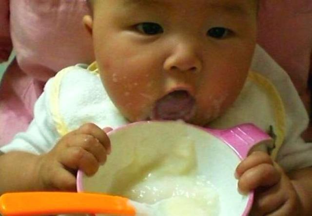 母乳不够吃又不吃奶粉的宝宝,能早点添加辅食吗？真不能急于求成