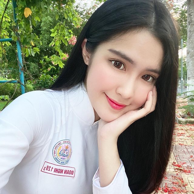 她是2002年出生的越南女孩「DOANGHI」，到今年2020年，也才18岁而已！年纪轻轻就展现迷人的越南异国风采，未来不可限量唷~~