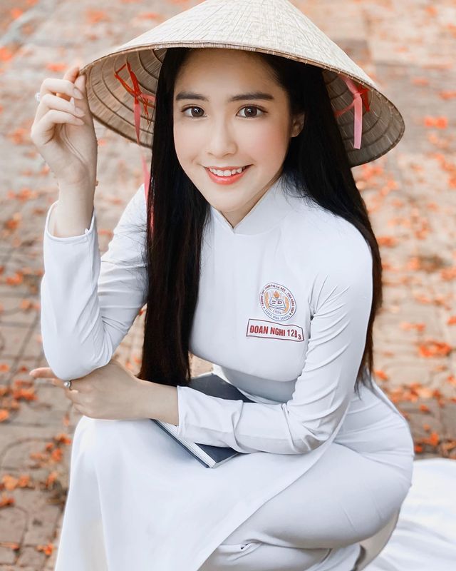 曾经有一位越南美少女，穿着家乡特殊服饰「奥黛」，甜美的笑容掳获众多网友的心，在网路上也引起一小阵风潮~~