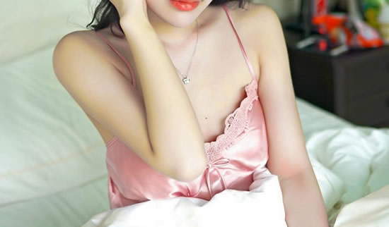 2、健康和傲人身体。好的身材即一个健康和傲人的身体，有着前凸后翘的曲线，出街魅力四射，一看就会让人怦然心动的感觉。