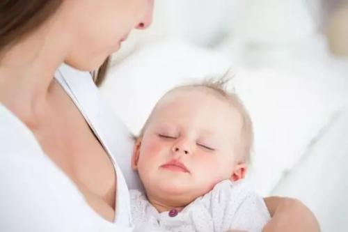 别的娃吃奶就困,你家娃奶睡后5分钟就醒？弄懂宝宝需求是关键