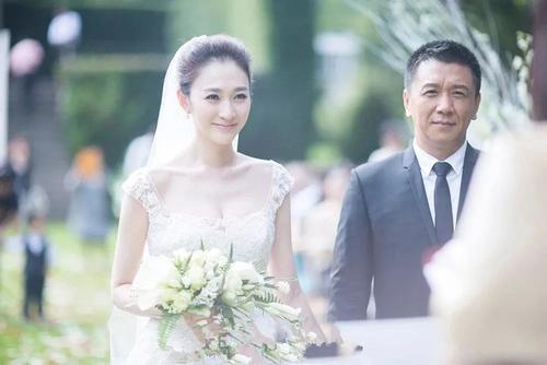在感情生活方面，李小冉也是一位非常低调的人，目前李小冉已经结婚了，在2015年的时候，李小冉与徐佳宁在布鲁塞尔举行了婚礼，两人生活的十分的幸福。