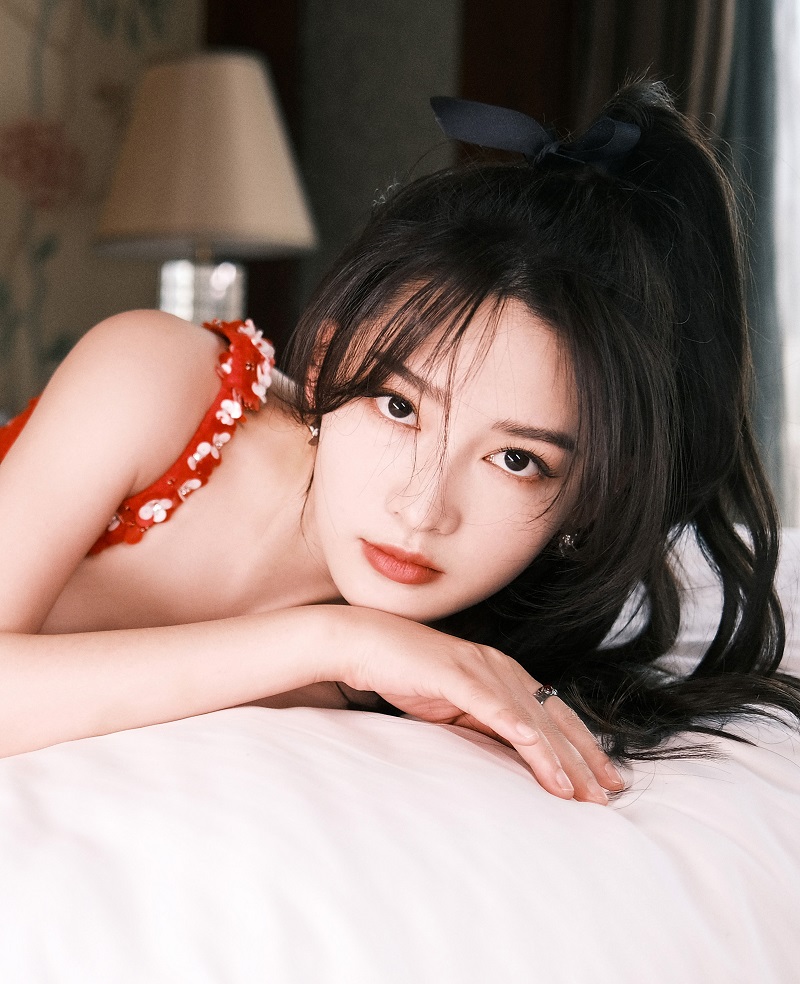 图中，李沁穿着红色裙子，眼神锐利。