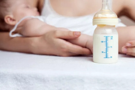 新生儿多久喂一次奶,新生儿0到15天的吃奶量