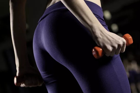 女性怎样才能练出翘臀？这三个动作让女人拥有迷人翘臀