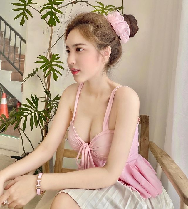 [东南亚]越南美少女《DOANGHI》雪肤嫩乳好迷人！展现性感清纯的18岁！
