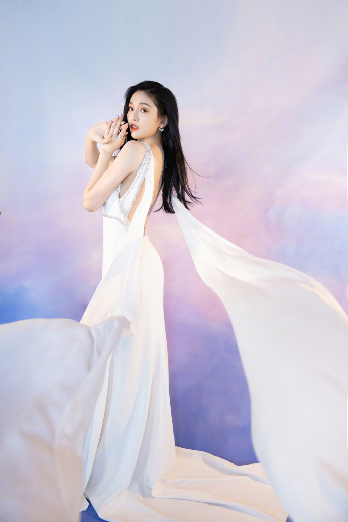 吴宣仪白色飘带长裙仙气十足。