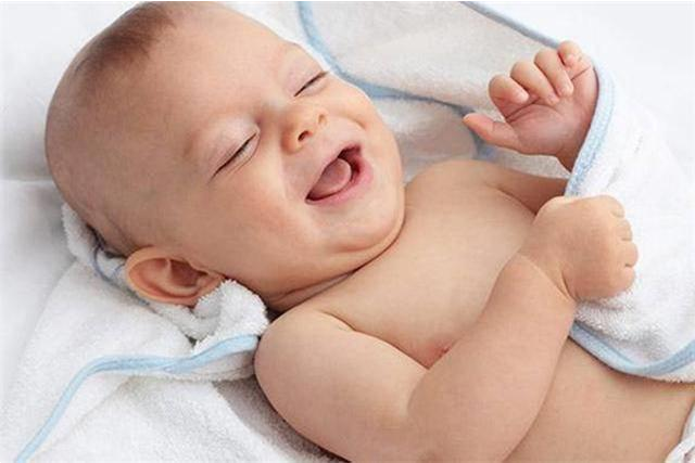 小婴儿吃奶时冲着妈妈笑是认人了？有这3个反应,才是真的认识你
