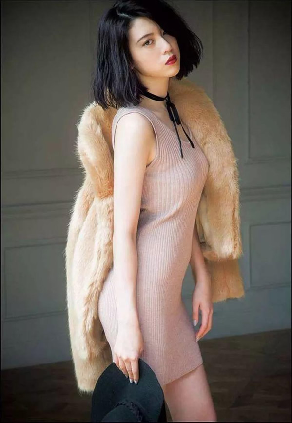 三吉彩花是日本性感女星，加上身材前凸后翘！很多日本女明星在拍摄了很多大尺度的写真之后，都会选择下海拍片，这似乎已经成为了一个习惯。所以只要大家看到有哪个日本女明星拍摄过大尺度的写真，都会不自觉的认为这个女明星有下过海。但是三吉彩花虽然拍摄过大尺度的写真，但她真的没有下海拍过片。网上有一些网友称自己看过三吉彩花的AV片，根本就是胡乱编造的。
