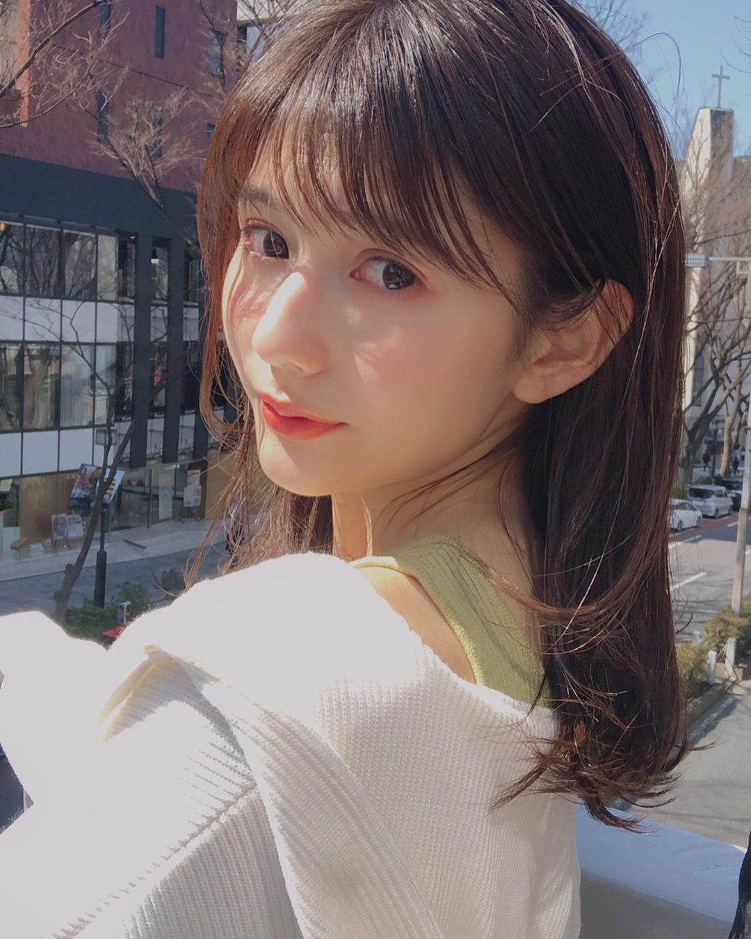 来自东京，今年20岁的新井遥，以参赛者年龄来说，其实偏大，光和2019年冠军「豊田ルナ」相比，就整整差了三岁，不过靠着她那168公分模特儿等级高挑身材，以及B83・W58・H85厉害三围，以及最重要那甜死人不偿命的微笑，还是让她在众多参赛者中脱颖而出，未来应该会有很多拍性感写真的机会，就让我们好好期待吧！
