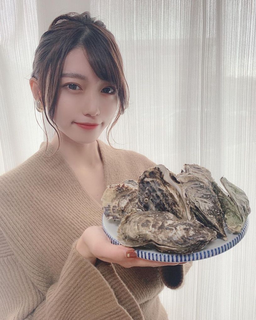 名古屋工学部「22岁正妹大学生」,爱吃牡蛎「好受男同学欢迎」！